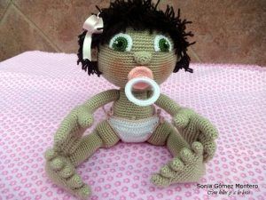 Bebe en pañales amigurumi
