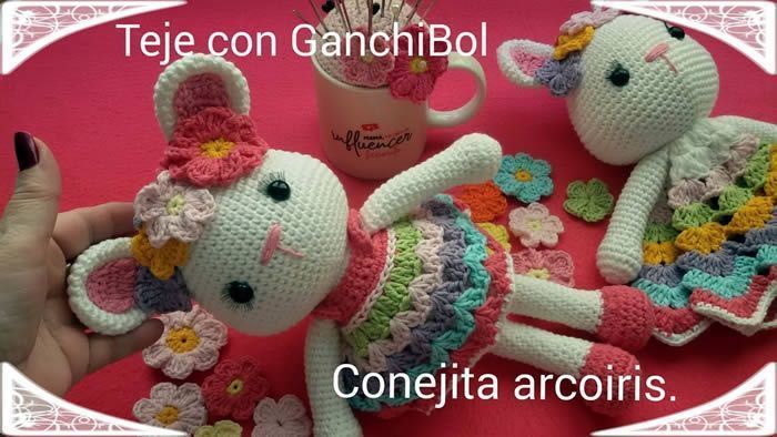 Conejita amigurumi arcoíris