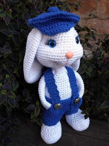 Conejo con peto y gorro azul