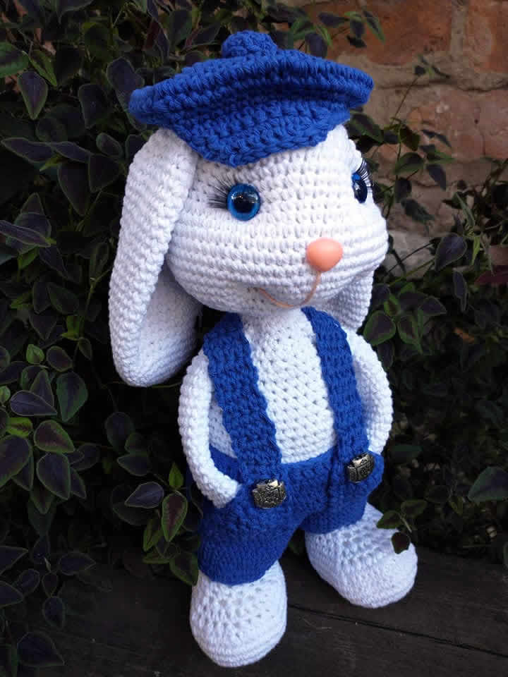 Conejo con peto y gorro azul
