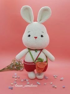 Conejo amigurumi con bolso